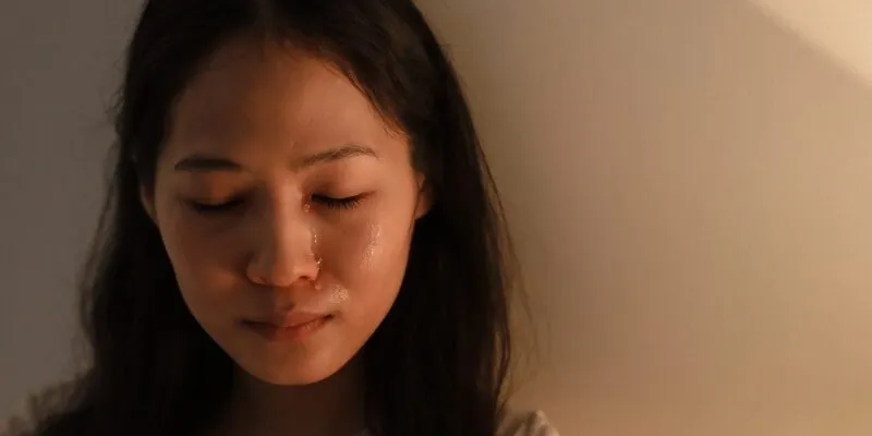 Nháy mắt phải nữ là điềm gì theo quan niệm dân gian